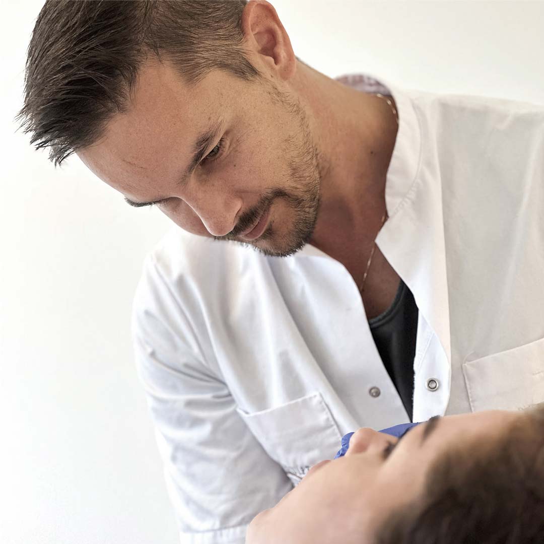 Dr. Pieter Siebenga van ReSculpt Aesthetics behandelt een patient aan het gezicht