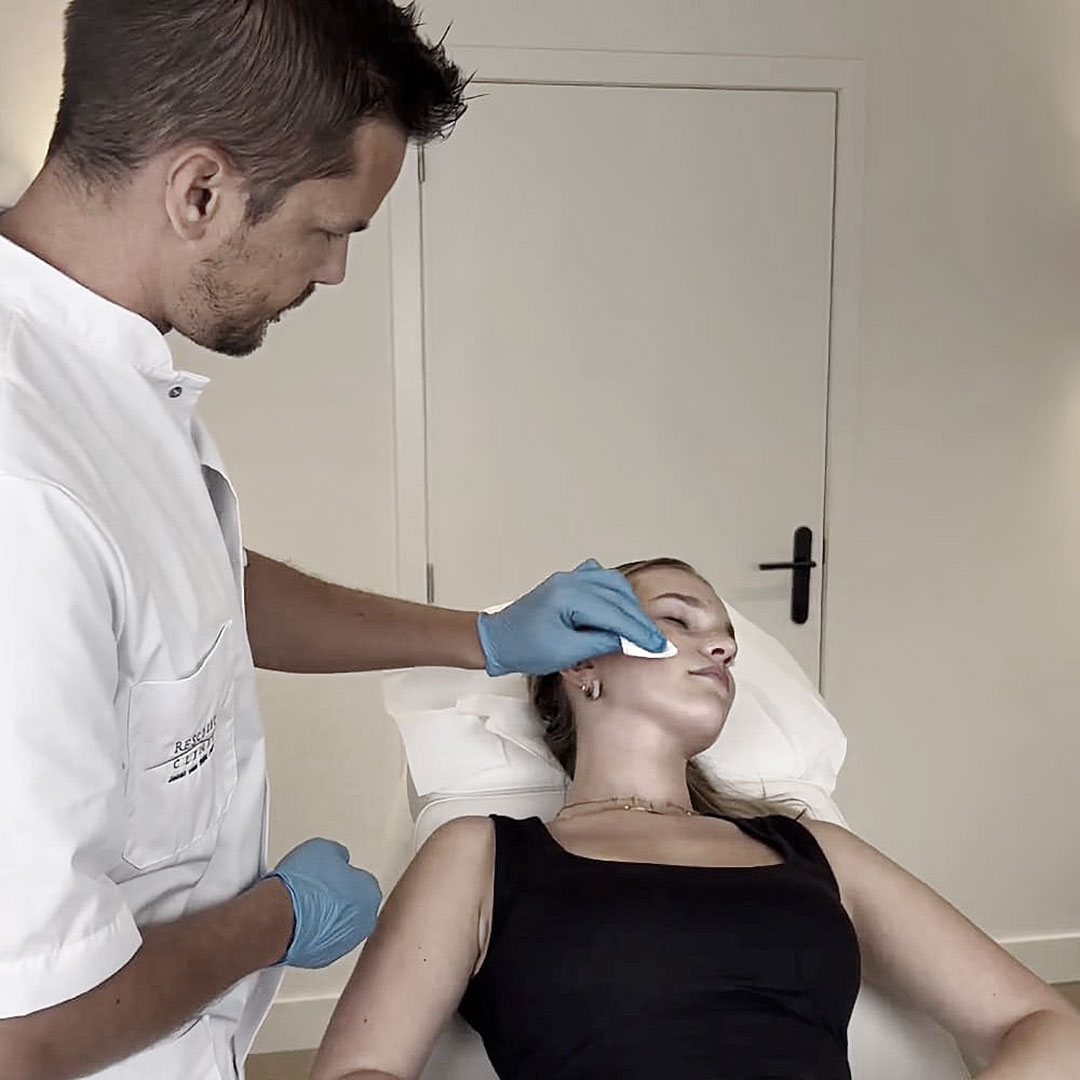 Dr. Pieter Siebenga van ReSculpt Aesthetics tijdens de behandeling van een patient