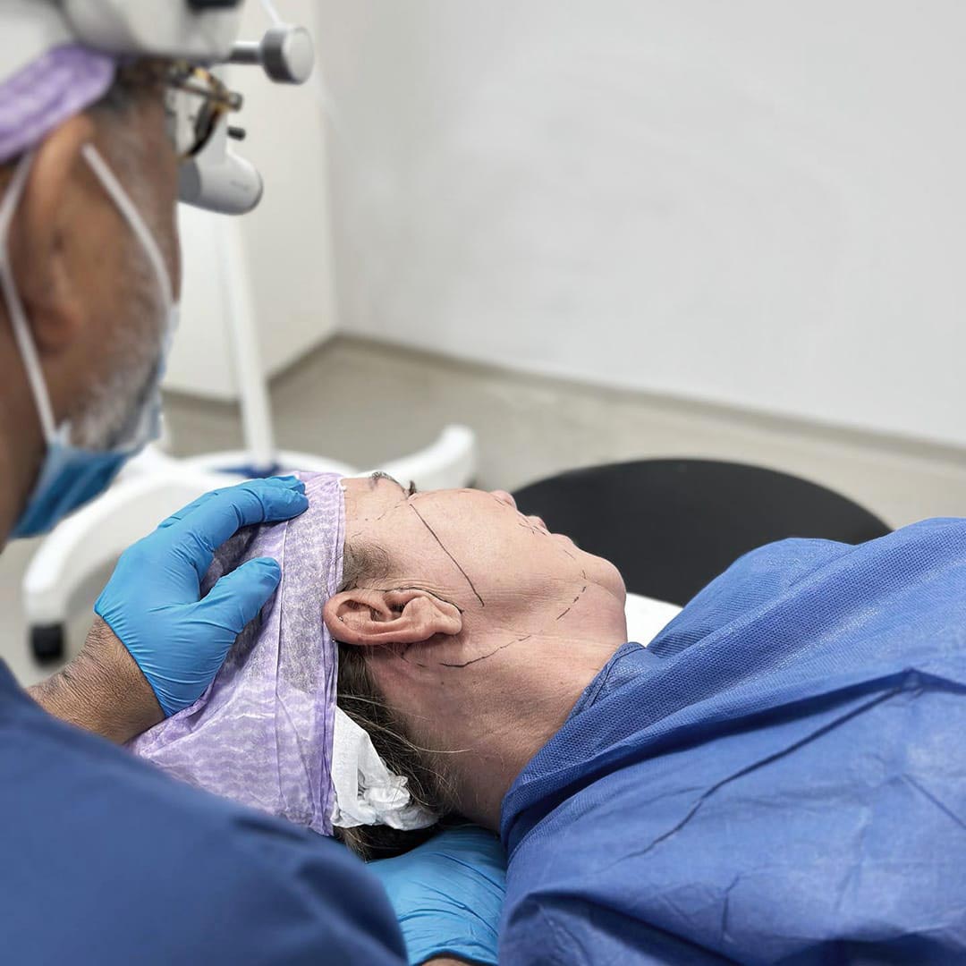 Dr. Refaat Karim van ReSculpt Aesthetics is een facelift behandeling aan het opereren.